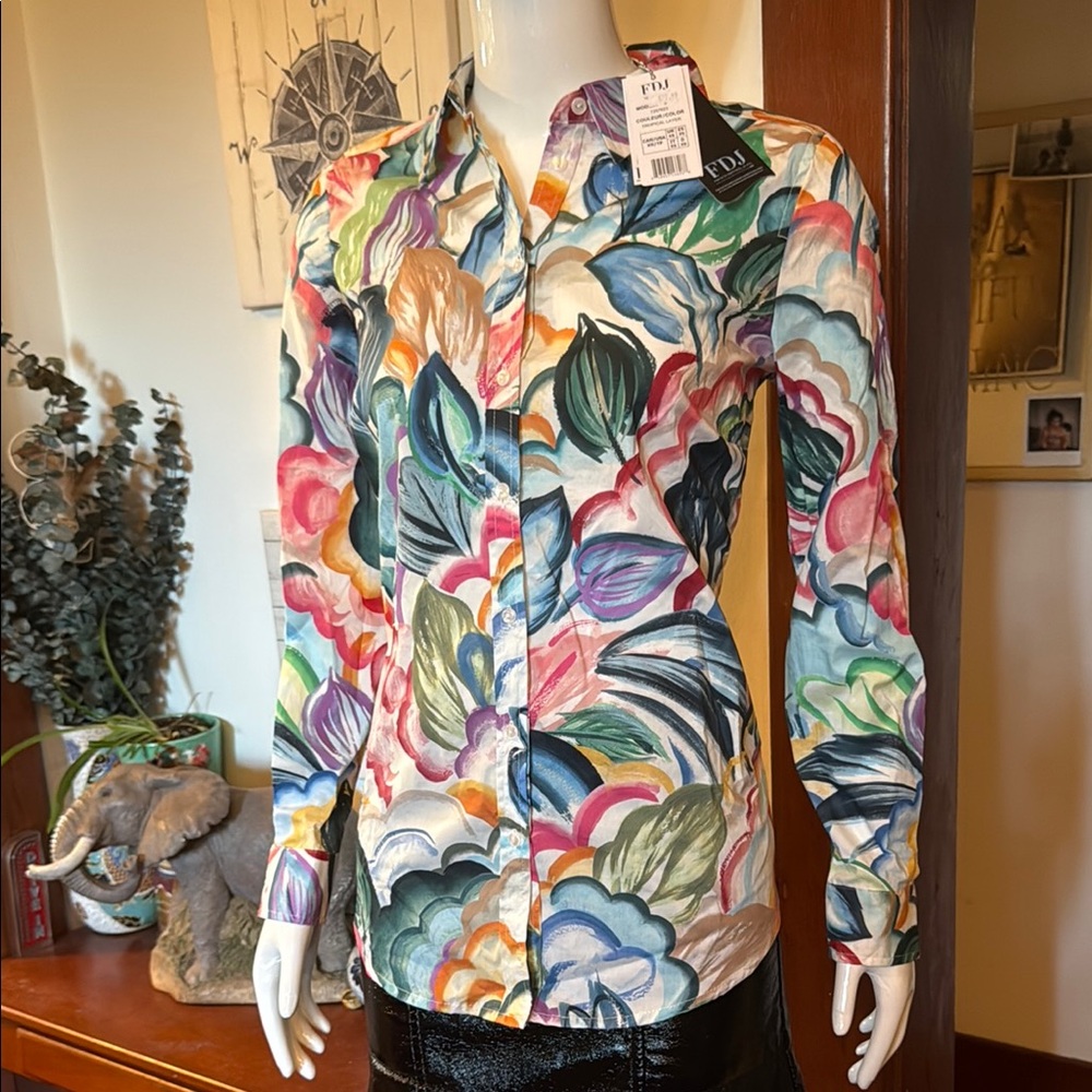 NWT size XS by FDJ Colorful Floral Women's Top 97%cotton